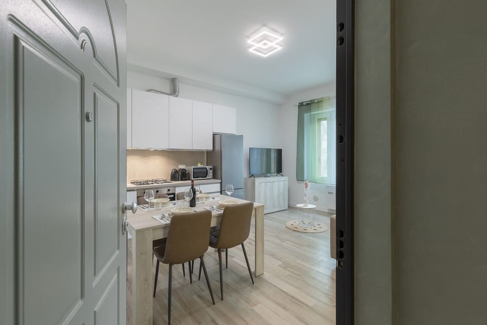 Basic Apartment, Multiple Beds | Private kitchen | Fridge, microwave, oven, stovetop