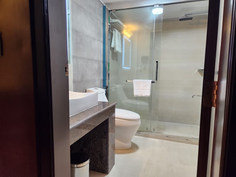 Shower, rainfall showerhead, free toiletries, hair dryer