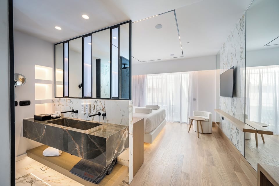 Junior Suite | Minibar, in-room safe, blackout drapes, soundproofing