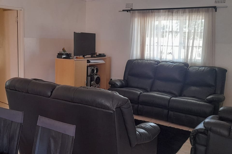 Family Townhome, 4 Bedrooms | In-room dining