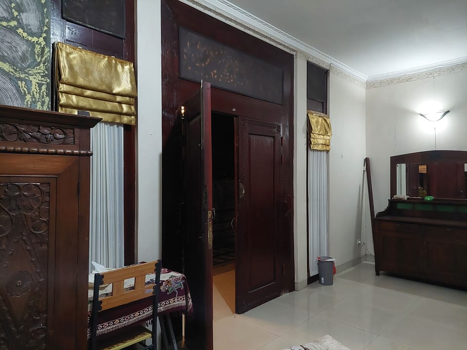 Standard Studio | In-room safe, desk, iron/ironing board, bed sheets