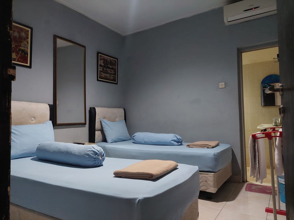Standard Twin Room | Desk, free WiFi, bed sheets