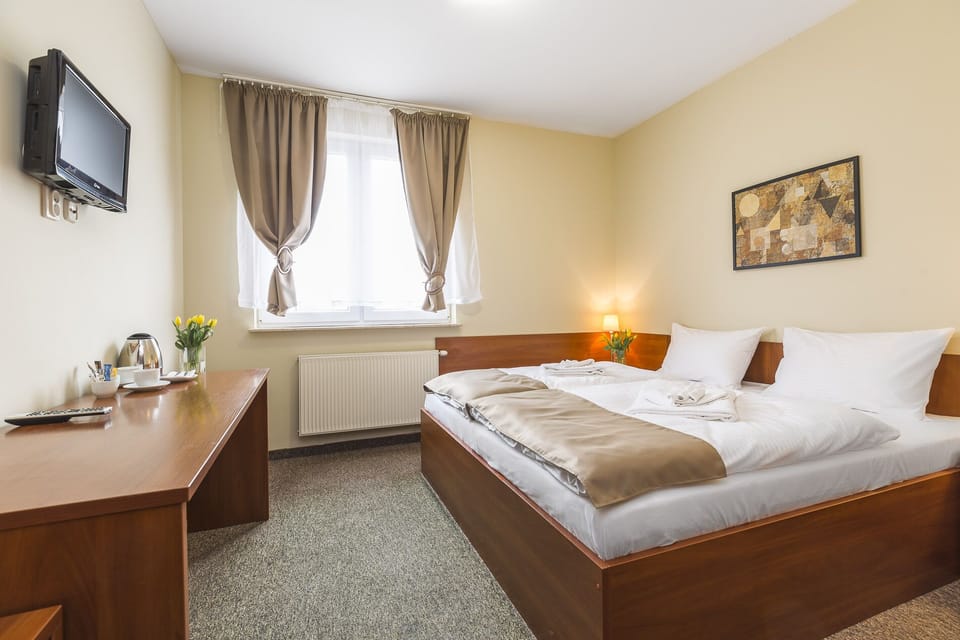 Superior Room | Desk, laptop workspace, WiFi (free), bed sheets