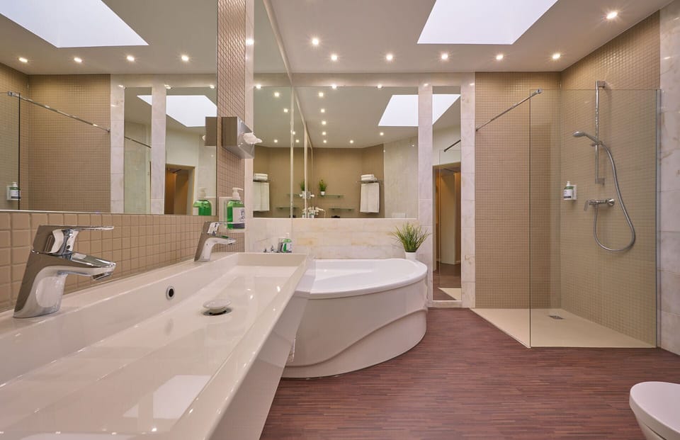 Junior Room, 1 Bedroom | Bathroom | Hair dryer, towels, soap, shampoo