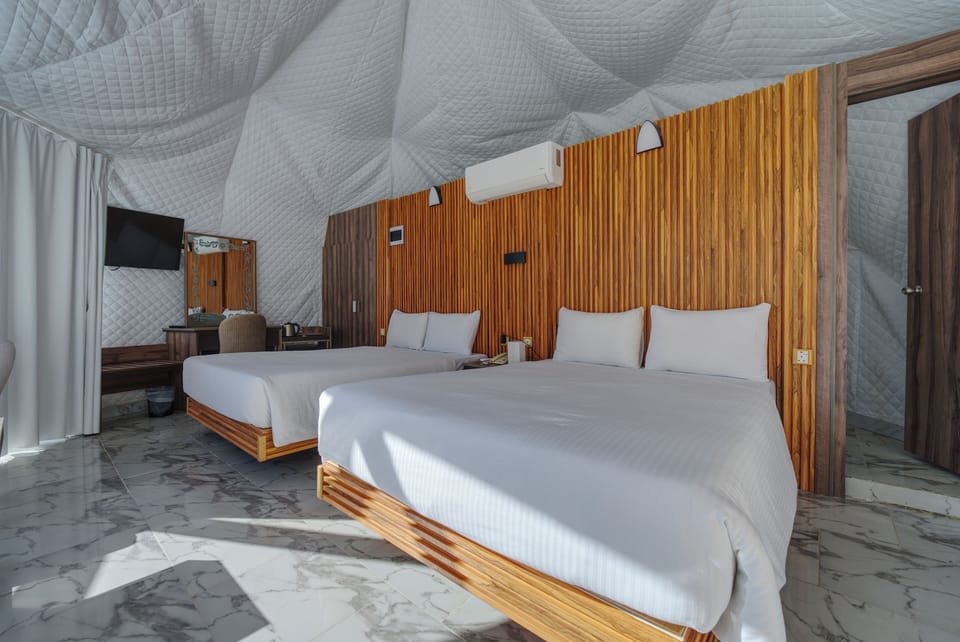 Minibar, WiFi (free), bed sheets