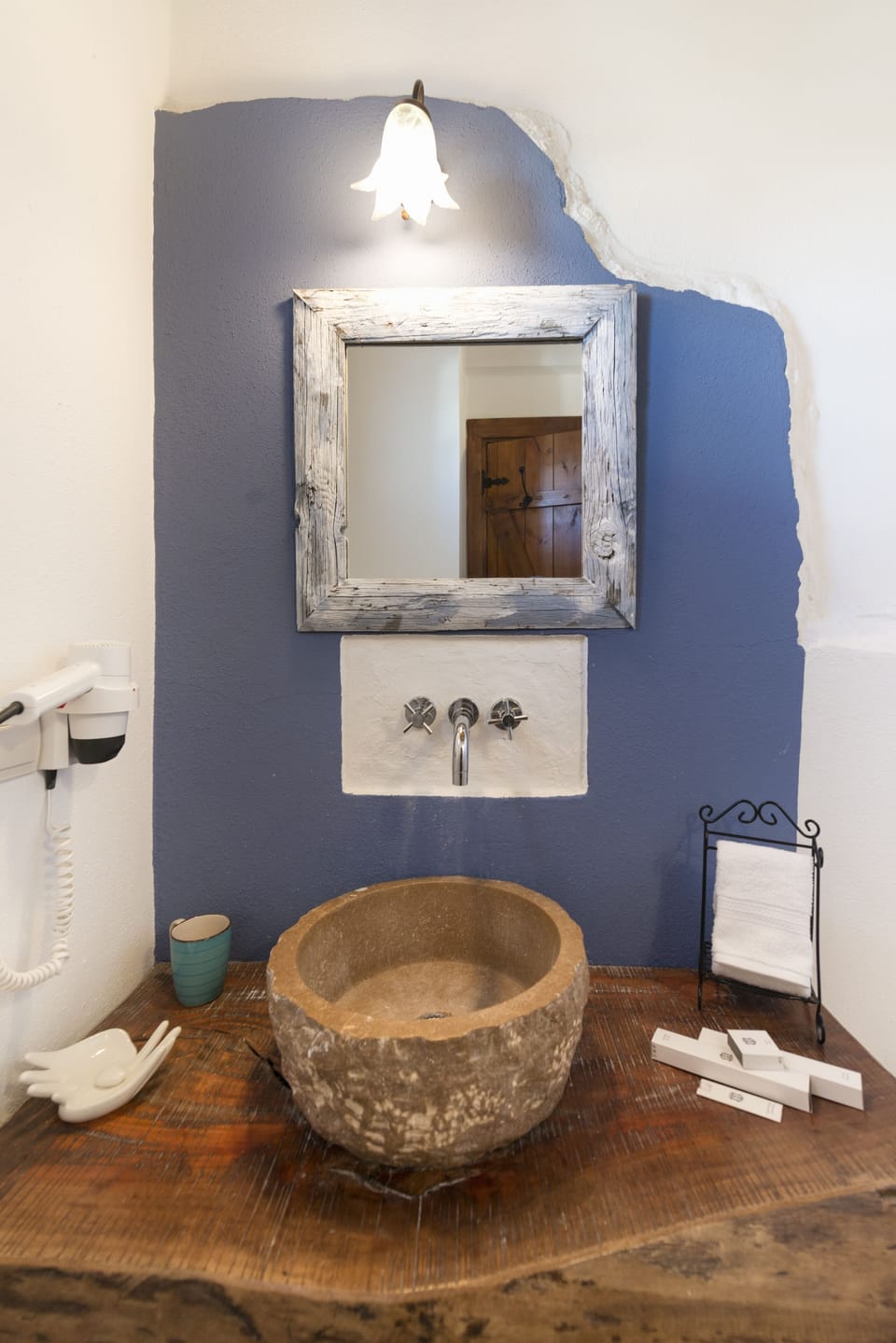 King suit room | Soundproofing, free WiFi, bed sheets