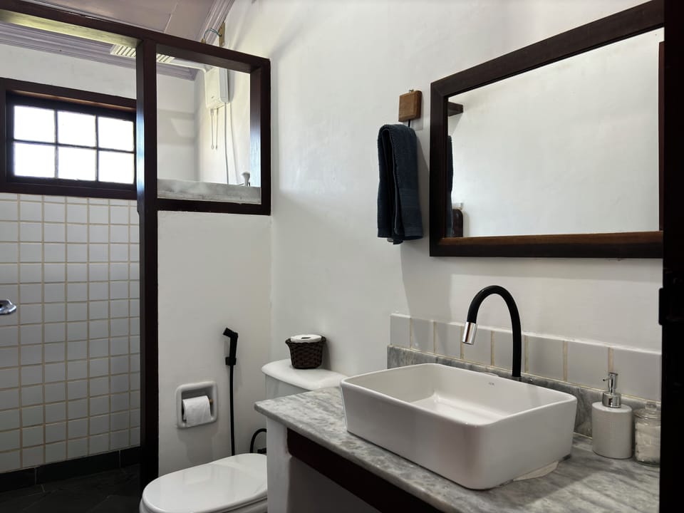 Classic Triple Room | Bathroom | Shower, rainfall showerhead, free toiletries, hair dryer