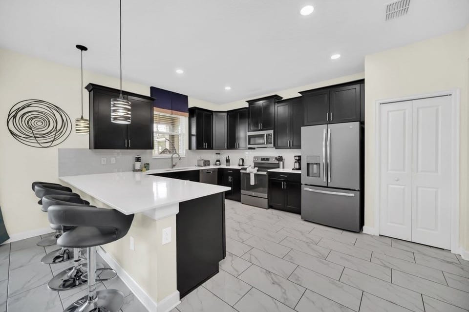 Villa, 6 Bedrooms | Private kitchen | Microwave, dishwasher