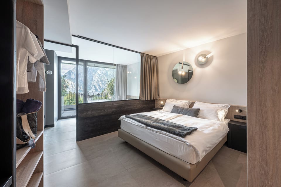 Junior Studio Suite, Balcony, Partial Lake View | Hypo-allergenic bedding, down comforters, minibar, in-room safe
