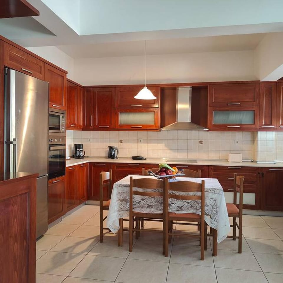 House | 4 bedrooms, desk