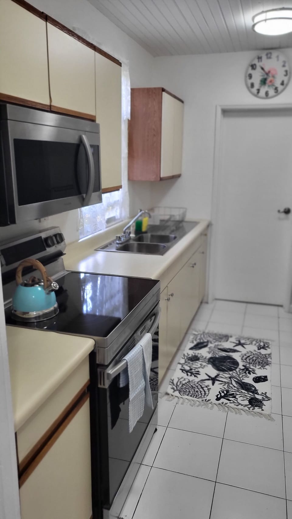 Family Apartment | Private kitchen | Full-size fridge, microwave, stovetop, cookware/dishes/utensils