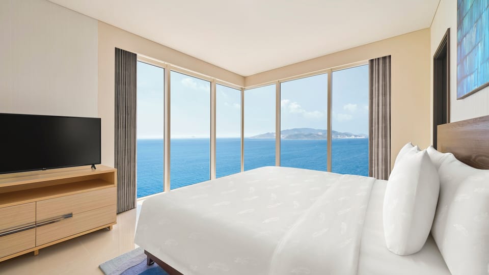 Suite, 2 Bedrooms, Ocean View (Horizon, 1 King, 2 Twin Beds) | In-room safe, laptop workspace, soundproofing, iron/ironing board