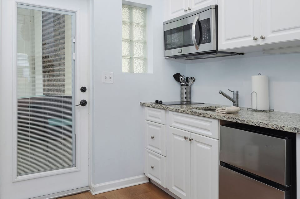 Unit #5 Studio, 1 Queen Bed, Kitchen | Private kitchen | Fridge, microwave, oven, stovetop