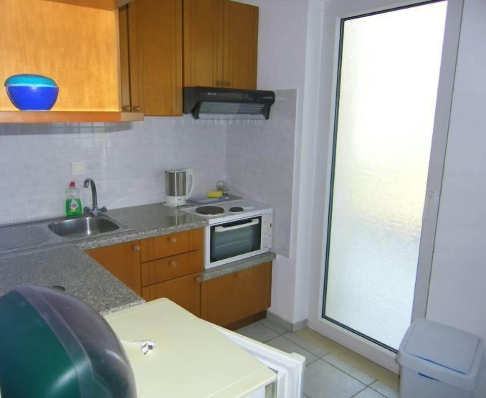 Fridge, oven, coffee/tea maker, electric kettle