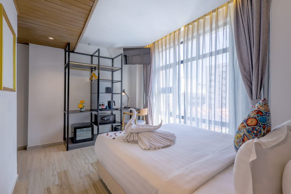 Studio | Hypo-allergenic bedding, in-room safe, desk, laptop workspace