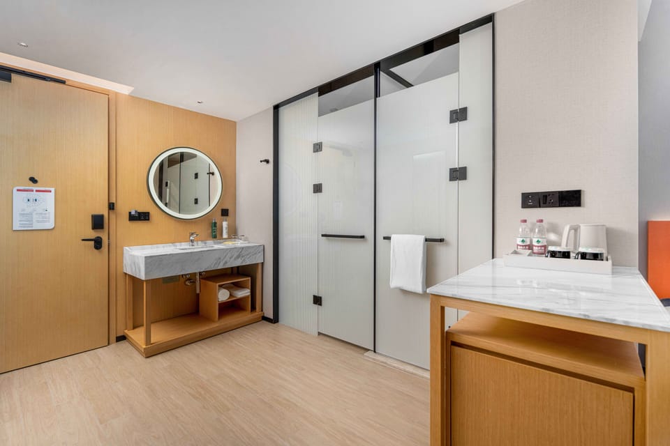 Down comforters, minibar, in-room safe, desk