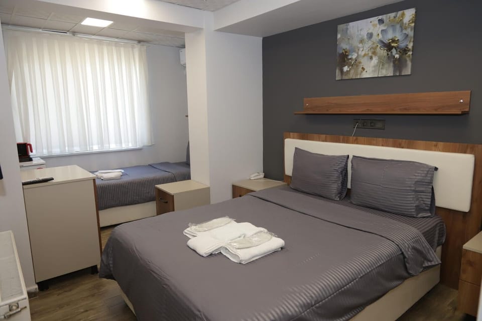 Basic Triple Room | Desk, WiFi (free), bed sheets