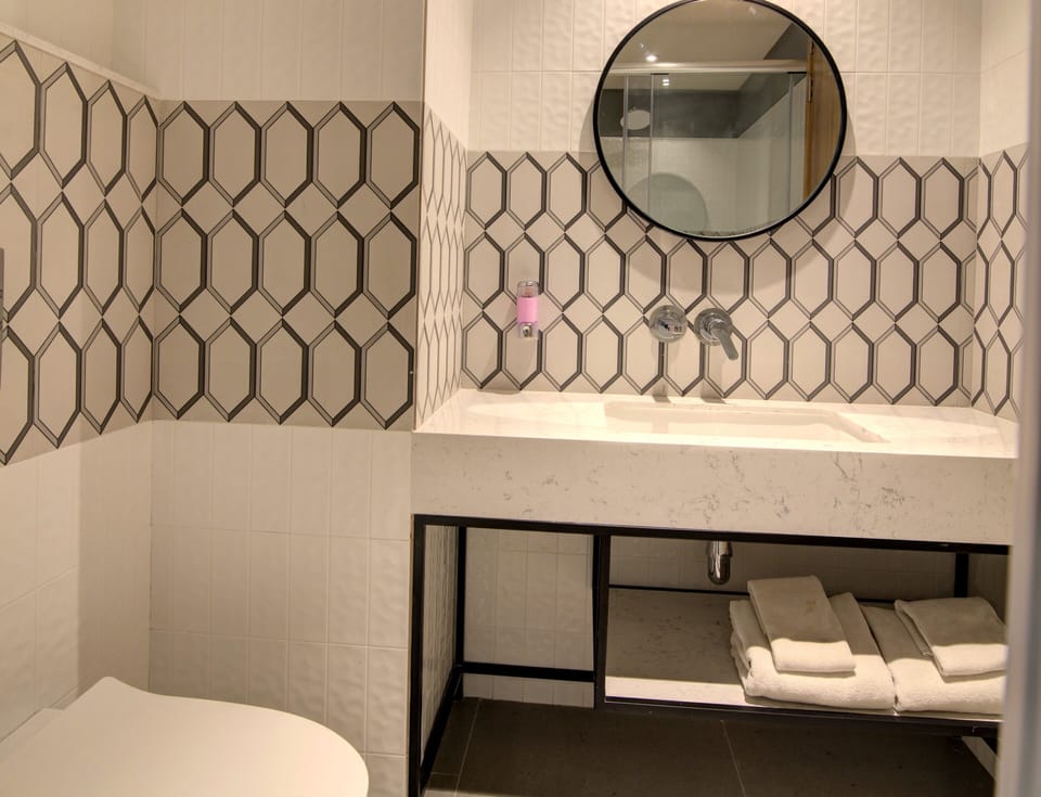 Studio Suite | Bathroom | Shower, rainfall showerhead, towels, shampoo