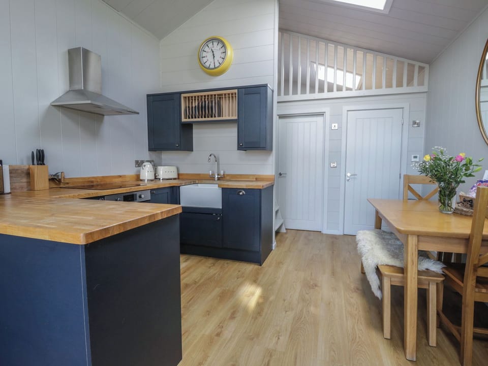 Cottage | Private kitchen | Dishwasher, cookware/dishes/utensils
