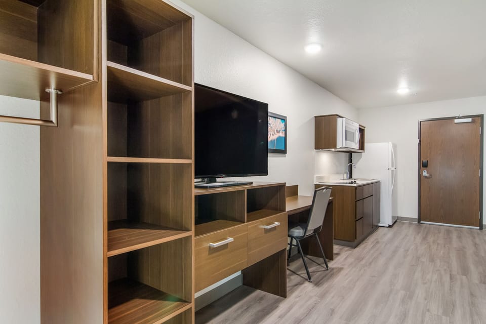 Queen Suite with Sofa | Desk, blackout drapes, free WiFi, bed sheets
