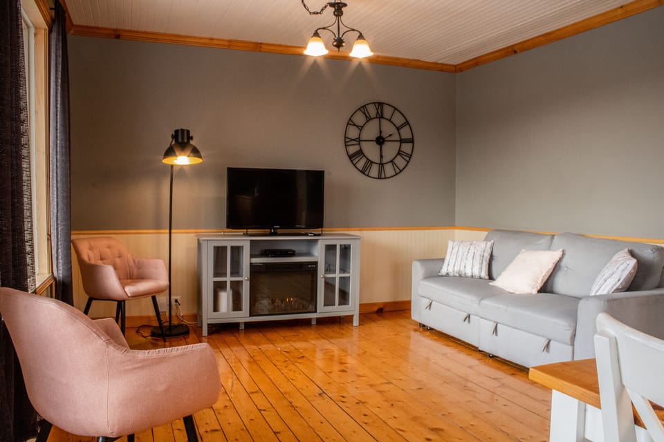 Standard Room | Living area | 32-inch flat-screen TV with digital channels, TV, fireplace