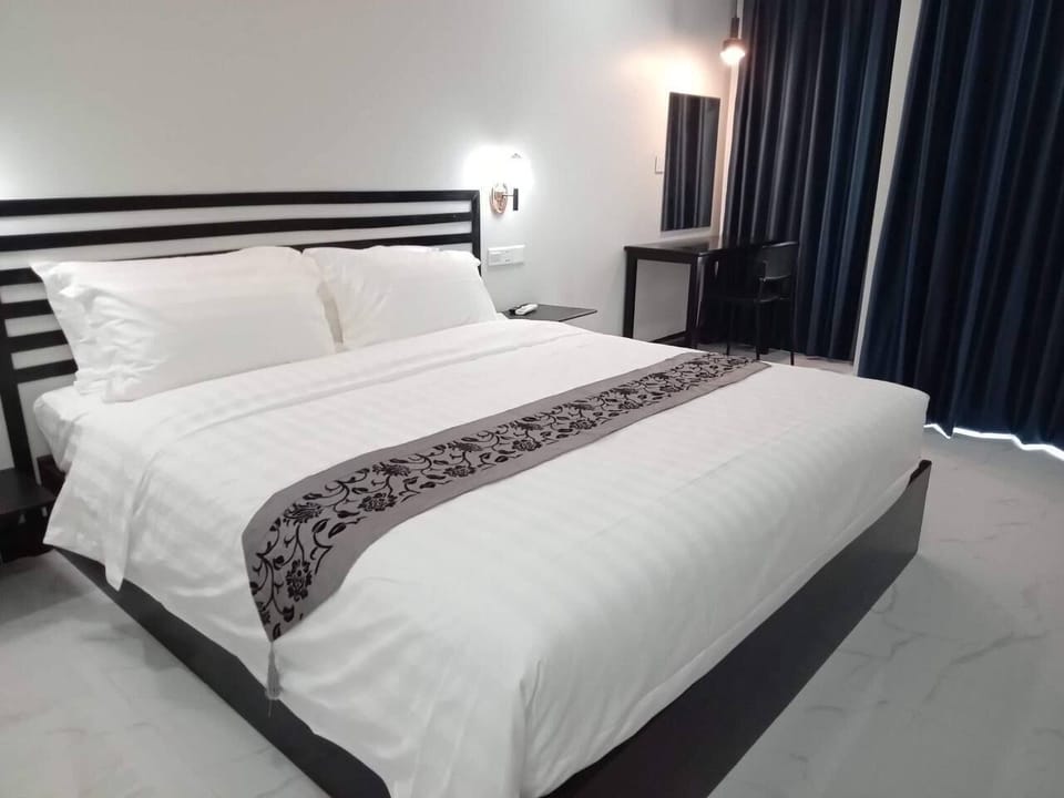 Deluxe Double Room | In-room safe, desk, iron/ironing board, free WiFi