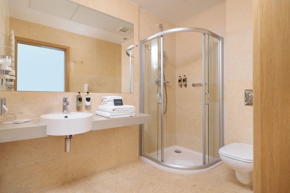 Double Room, Partial Sea View (Partial Sea View) | Bathroom | Shower, free toiletries, hair dryer, bathrobes