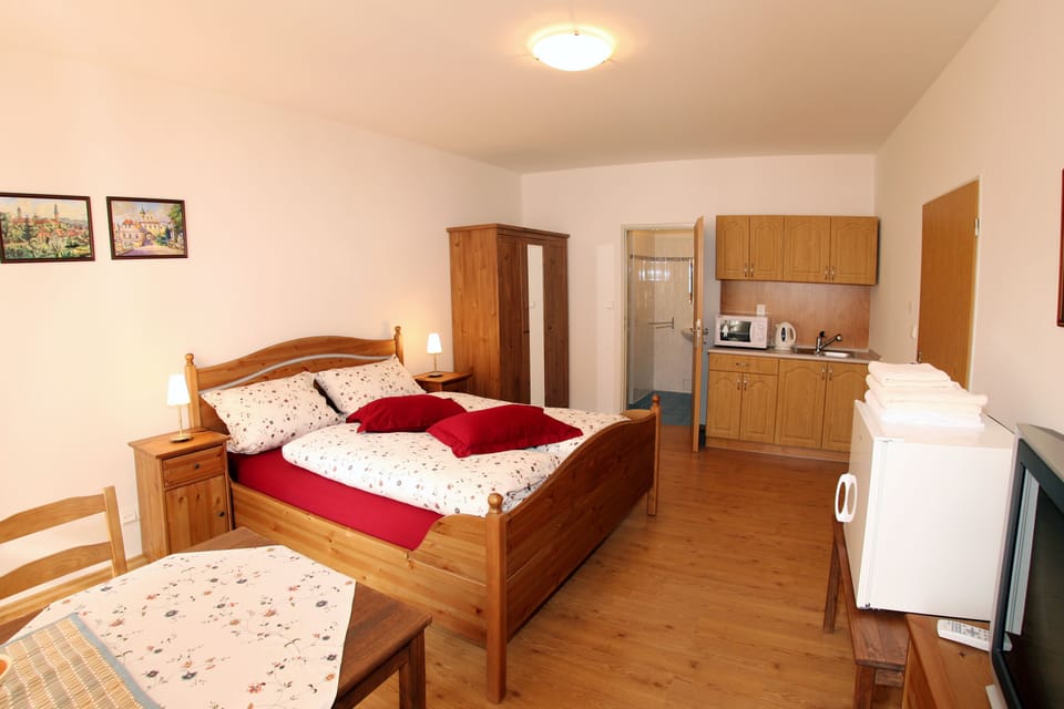 Double Room | Laptop workspace, soundproofing, WiFi (free), bed sheets
