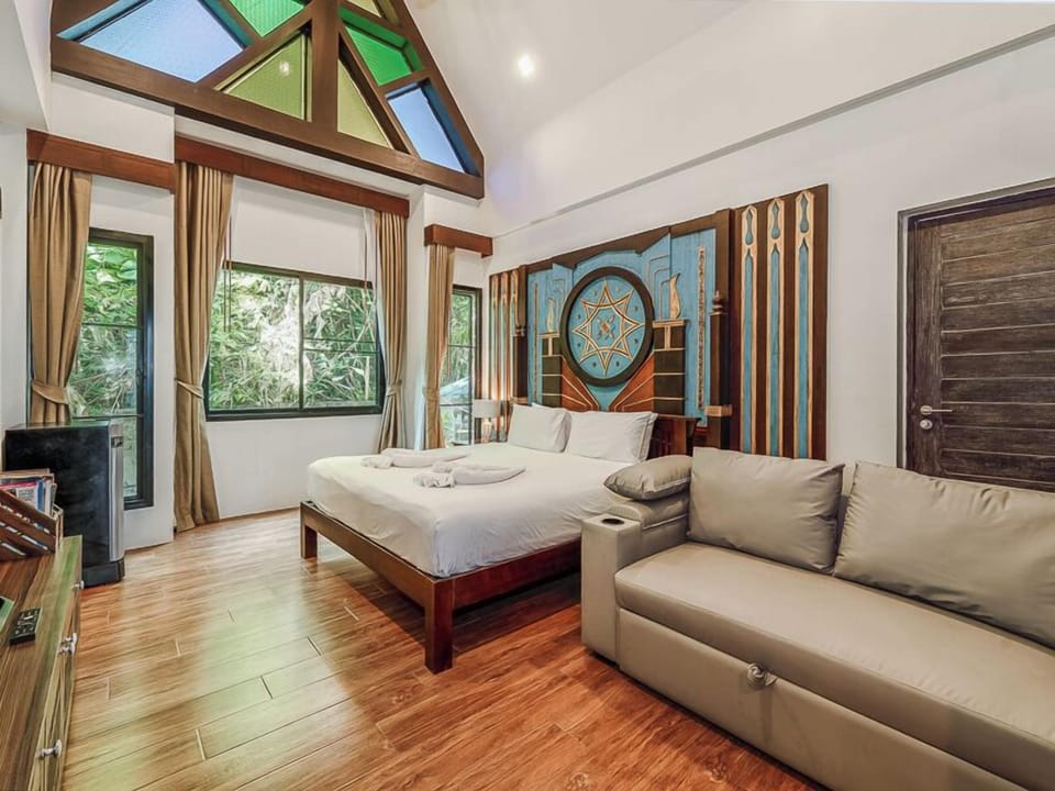 King Suite | In-room safe, desk, blackout drapes, free WiFi