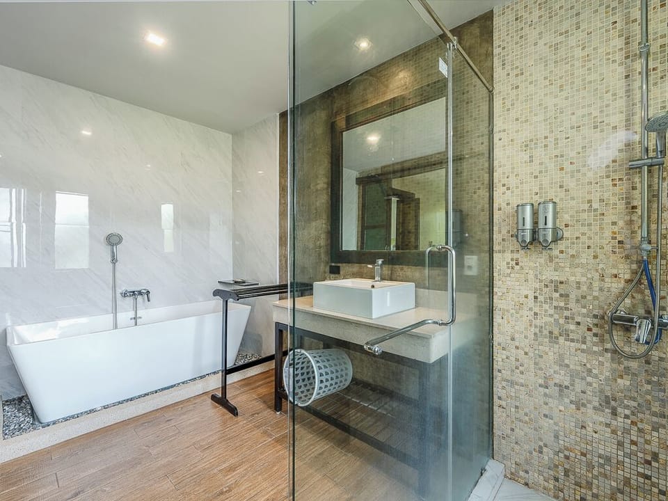 Luxury Room Plus | Bathroom | Shower, free toiletries, hair dryer, bathrobes