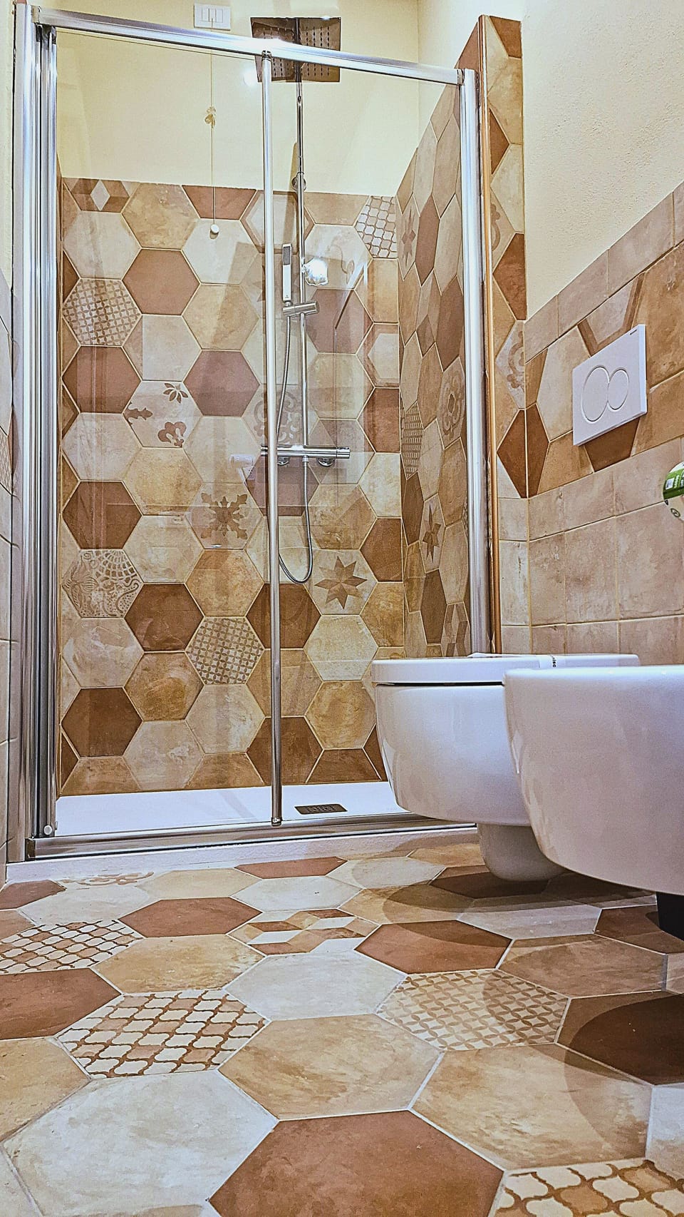 Superior Room | Bathroom | Shower, hydromassage showerhead, free toiletries, hair dryer