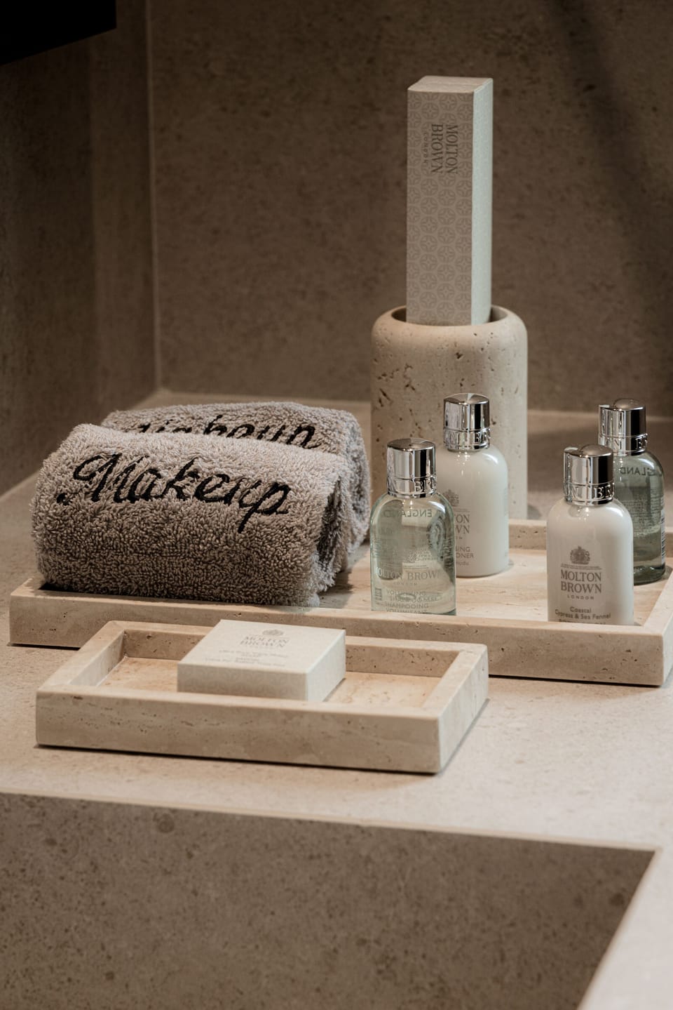 Shower, rainfall showerhead, free toiletries, hair dryer