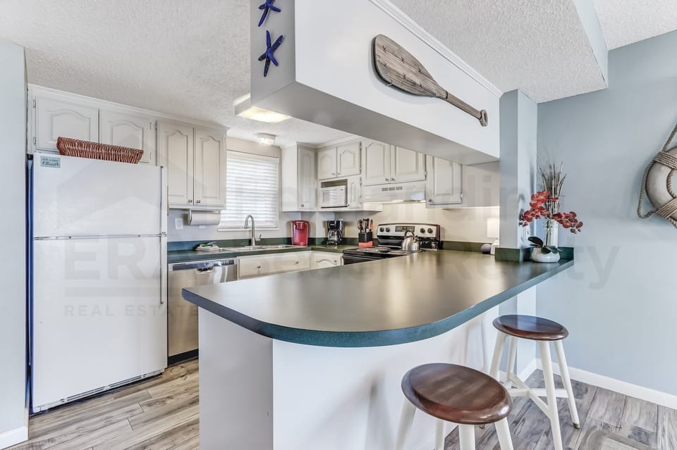 Apartment, 2 Bedrooms | Private kitchen | Fridge, oven, coffee/tea maker, toaster