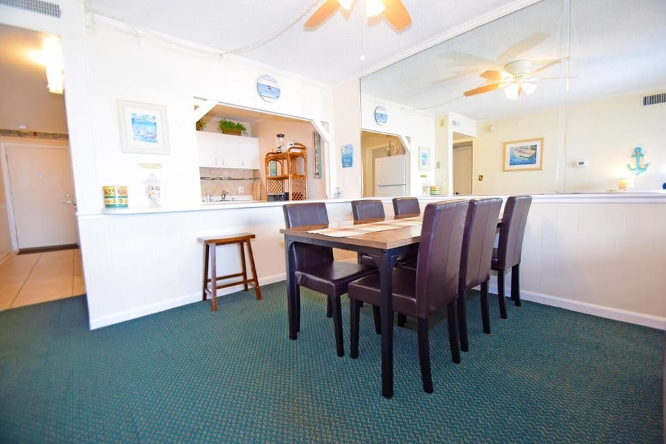 Condo, 2 Bedrooms | Dining