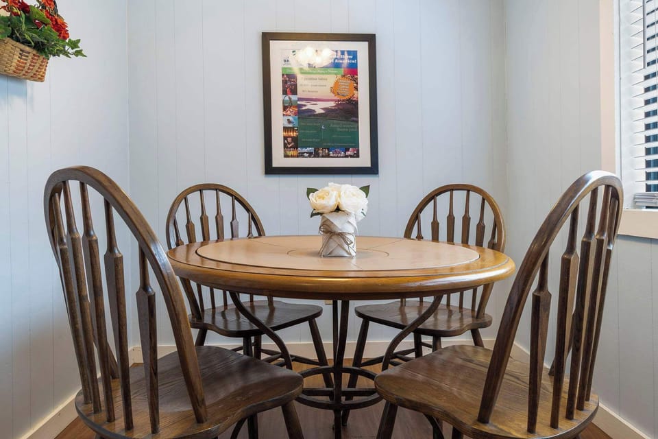 Cabin, Multiple Beds, Balcony, Mountain View (The Cottages on Lake Bluff) | Dining