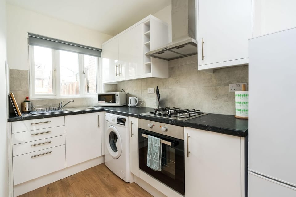 House (2 Bedrooms) | Private kitchen | Microwave, oven