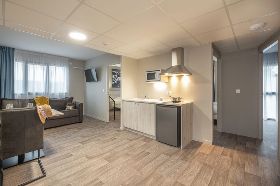 Desk, laptop workspace, travel crib, free WiFi