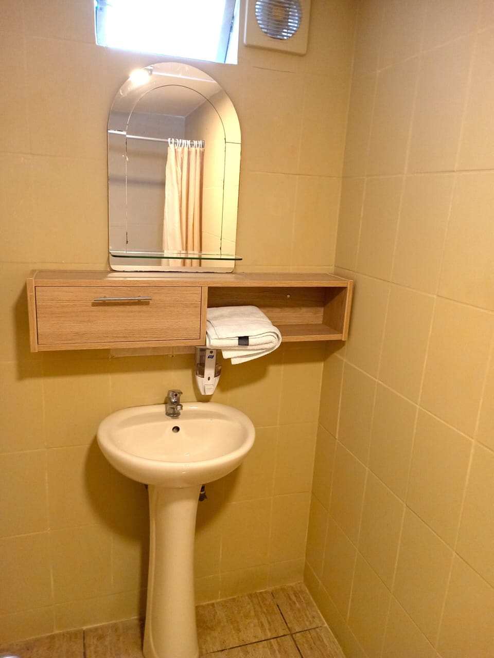 Business Single Room | Bathroom | Shower, rainfall showerhead, hair dryer, towels