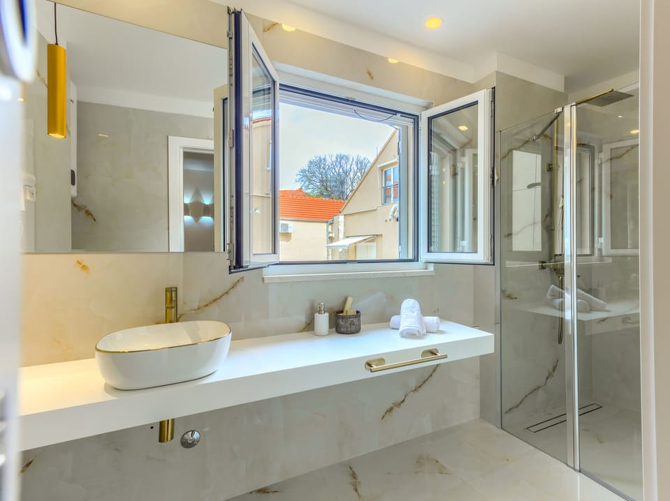 Superior Room | Bathroom | Shower, hydromassage showerhead, free toiletries, hair dryer