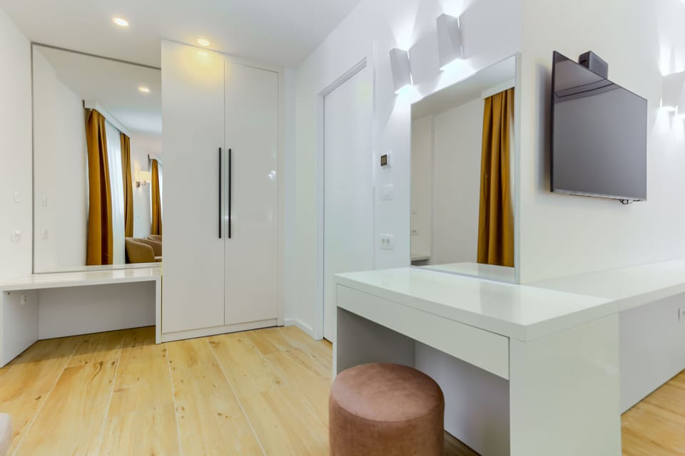 Basic Double or Twin Room | In-room safe, desk, blackout drapes, soundproofing