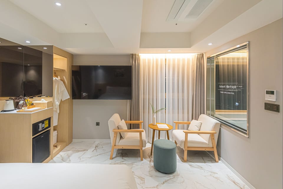 Premium Suite Spa | Premium bedding, down comforters, Tempur-Pedic beds, in-room safe