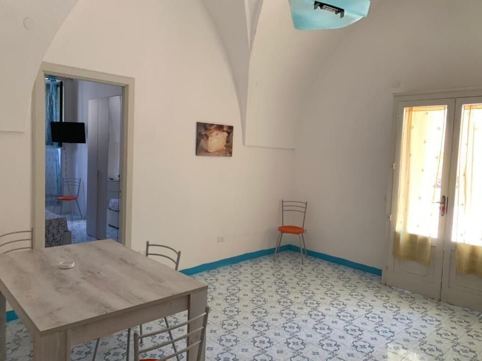 Apartment, 1 Bedroom, Garden View | Dining room