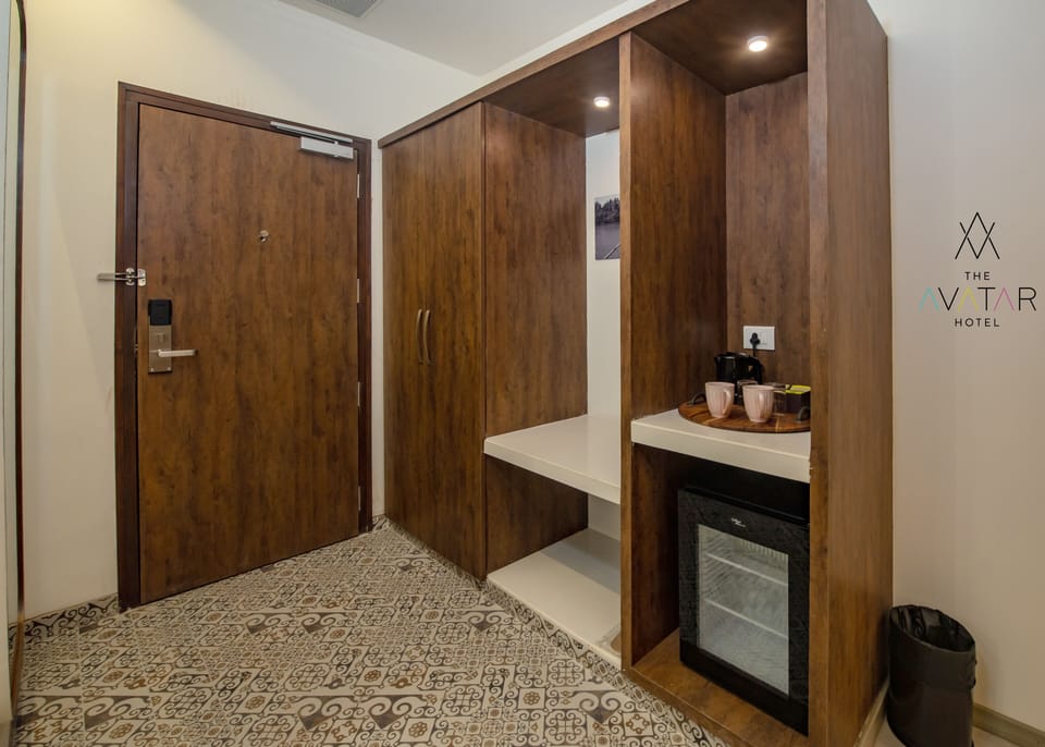 Alcove room | Minibar, in-room safe, desk, laptop workspace