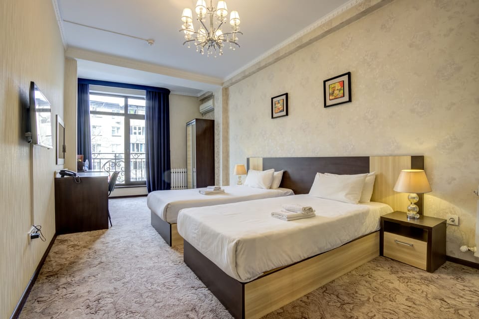 Basic Double or Twin Room | Hypo-allergenic bedding available, in-room safe, desk, laptop workspace