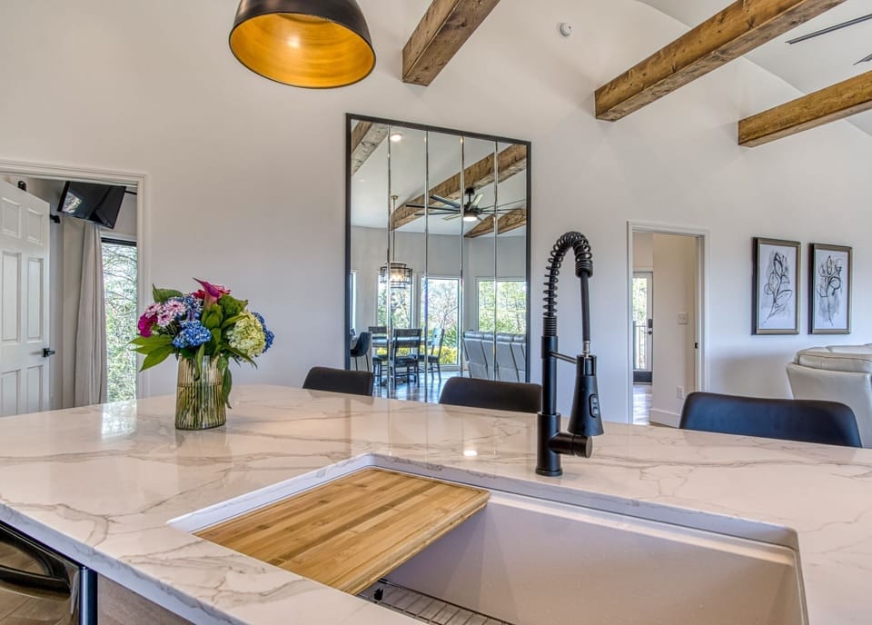 Cabin, 2 Bedrooms | Private kitchen | Coffee/tea maker, fridge, oven, toaster