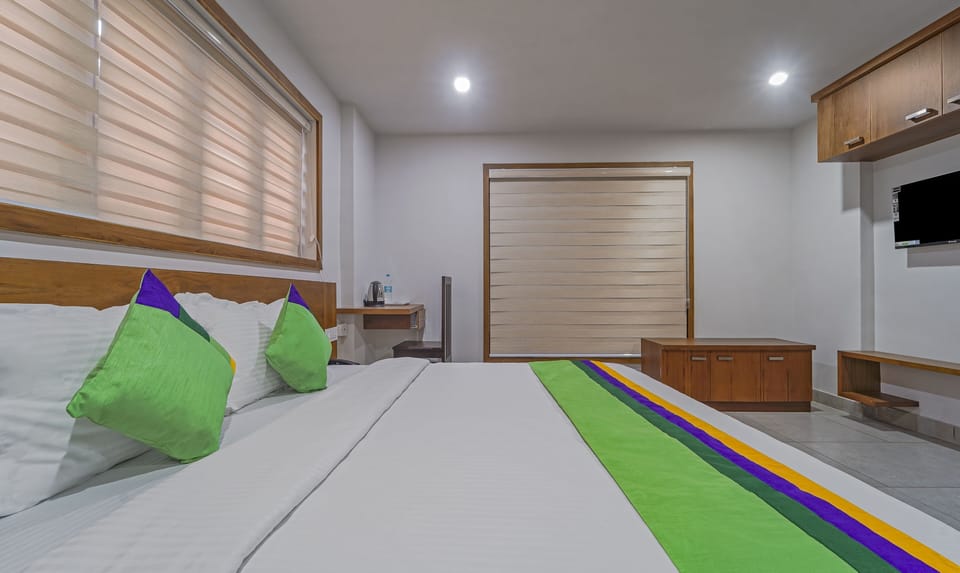 Premium Room | Desk, iron/ironing board, bed sheets