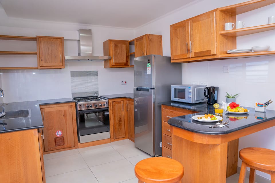 Full-size fridge, microwave, oven, stovetop