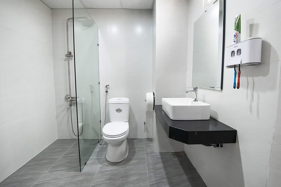 Superior Double Room | Bathroom | Shower, rainfall showerhead, free toiletries, hair dryer