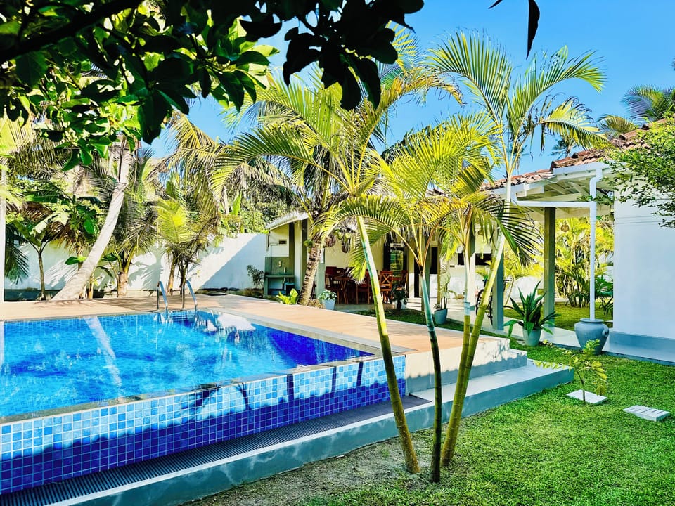 Outdoor pool, pool umbrellas, sun loungers