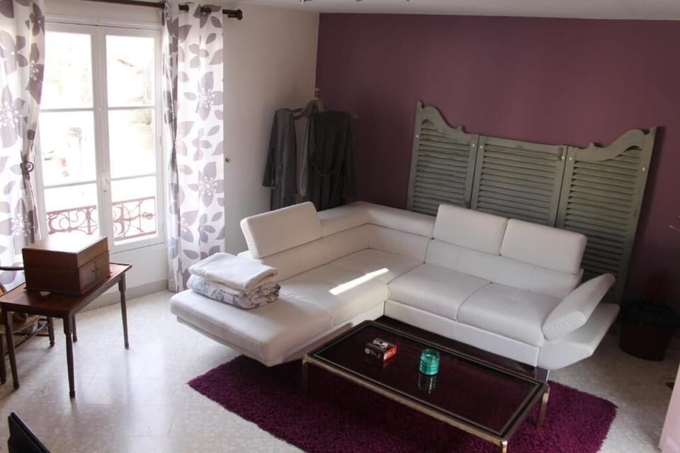 60-cm flat-screen TV with digital channels, TV